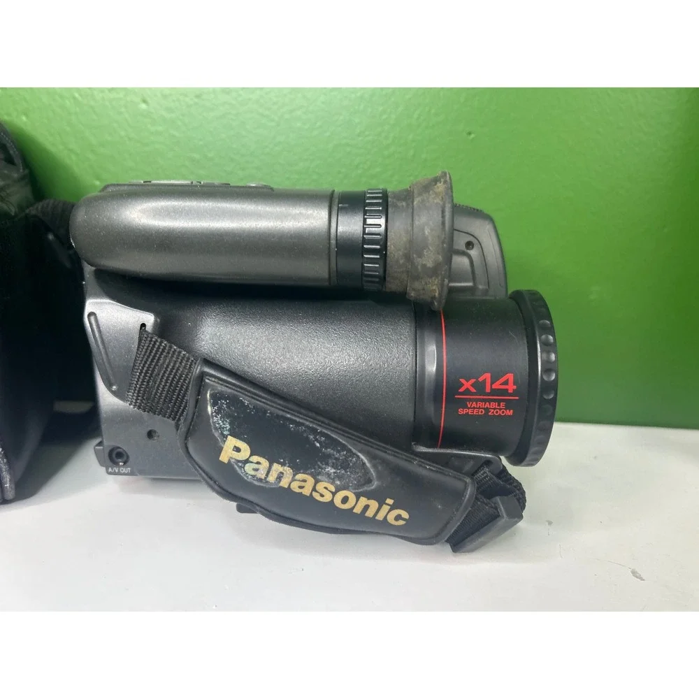 Panasonic Palmcorder IQ VHS-C Camcorder Bundle x14 Zoom PV-IQ204 Bag Tapes Parts